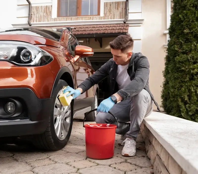 Lavage auto à domicile Plouharnel : professionnel intervenant sur un véhicule